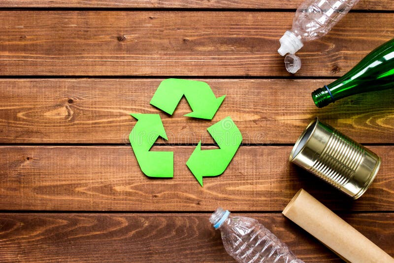 Símbolo Del Reciclaje De Residuos Con Basura En Maqueta De Madera De La  Opinión Superior Del Fondo Imagen de archivo - Imagen de recicle, botella:  88530609