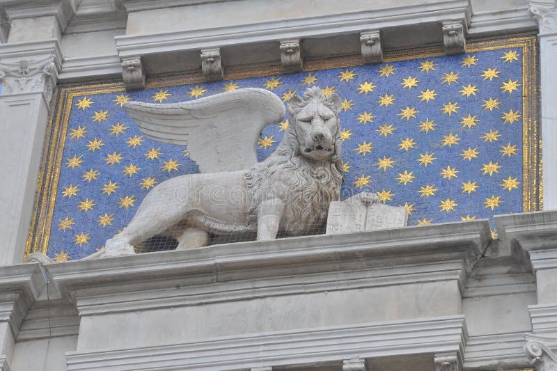 Símbolo De Leão Branco Da Serenissima Repubblica Que Significa Serena  República De Venice Em Itália Imagem de Stock - Imagem de céu, mastro:  260728331