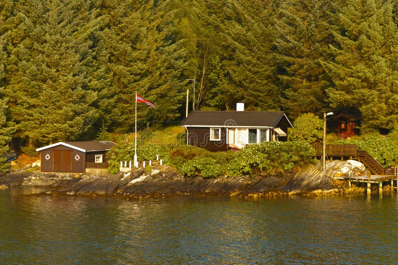 Haus In Norwegen Auf Dem Ufer Des Fjords. Stockfoto - Bild ...