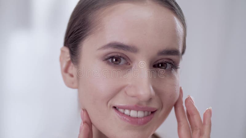 Уход за лицом ` s женщины Усмехаясь женская касающая кожа на стороне видеоматериал