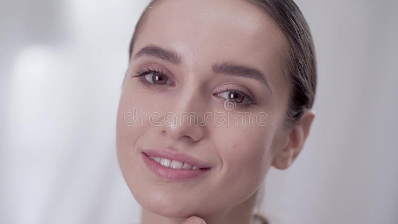 Уход за лицом ` s женщины Усмехаясь женская касающая кожа на стороне акции видеоматериалы