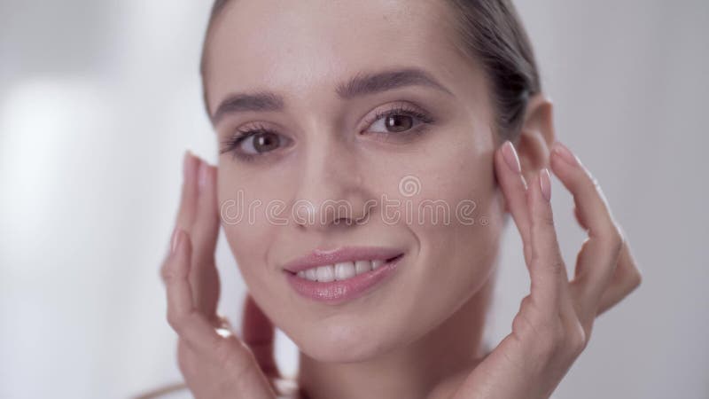 Уход за лицом ` s женщины Усмехаясь женская касающая кожа на стороне видеоматериал