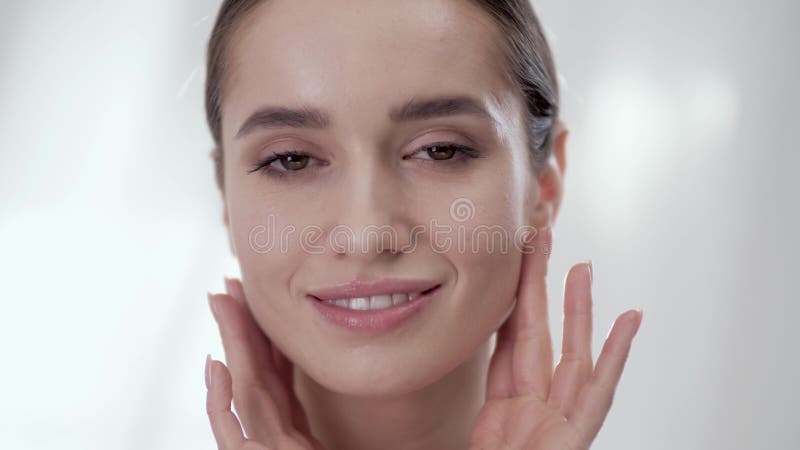 Уход за лицом ` s женщины Усмехаясь женская касающая кожа на стороне акции видеоматериалы