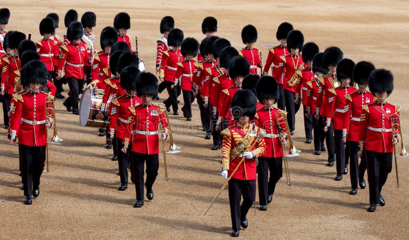 S'assemblant le d?fil? de couleur aux gardes de cheval, Londres R-U, avec des soldats dans l'uniforme iconique et les bonnets ? p images stock S'assemblant le d?fil? de couleur aux gardes de cheval, Londres R-U, avec des soldats dans l'uniforme iconique et les bonnets ? p images stock