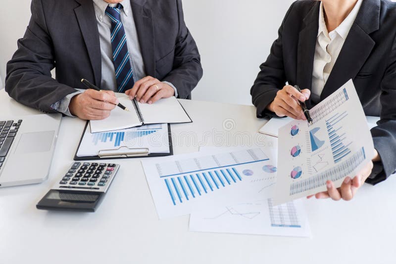 S?cio da equipe do neg?cio que encontra o funcionamento e a negocia??o que analisam com dados financeiros e que introduz no merca fotografia de stock royalty free S?cio da equipe do neg?cio que encontra o funcionamento e a negocia??o que analisam com dados financeiros e que introduz no merca fotografia de stock royalty free