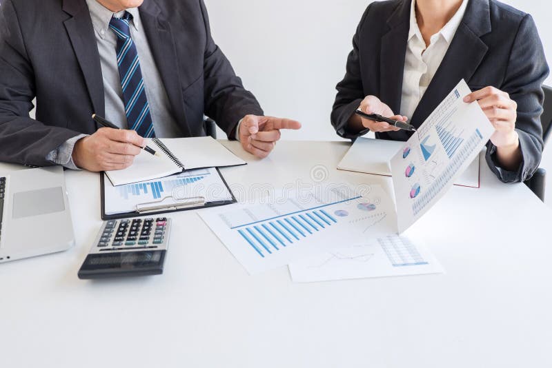 S?cio da equipe do neg?cio que encontra o funcionamento e a negocia??o que analisam com dados financeiros e que introduz no merca fotos de stock royalty free S?cio da equipe do neg?cio que encontra o funcionamento e a negocia??o que analisam com dados financeiros e que introduz no merca fotos de stock royalty free