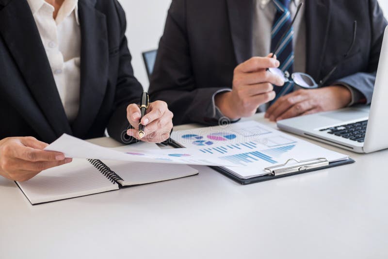 S?cio da equipe do neg?cio que encontra o funcionamento e a negocia??o que analisam com dados financeiros e que introduz no merca imagens de stock S?cio da equipe do neg?cio que encontra o funcionamento e a negocia??o que analisam com dados financeiros e que introduz no merca imagens de stock