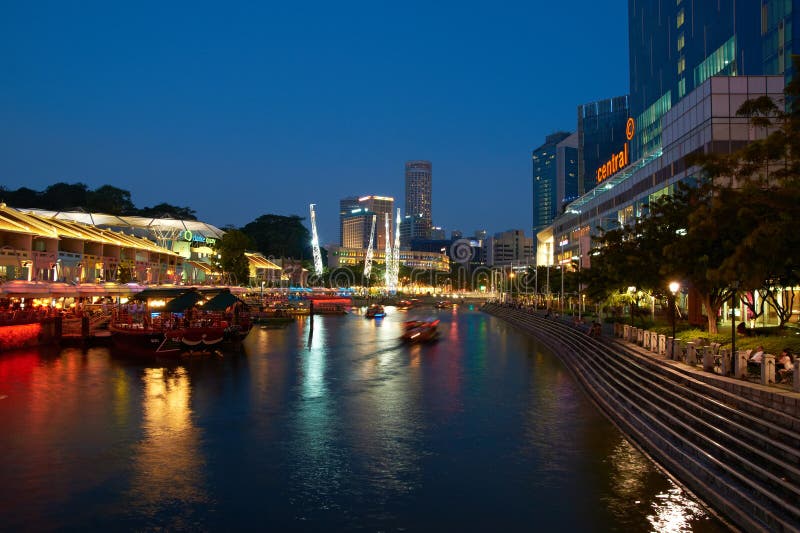 `S Clarke Quay di Singapore alla notte fotografie stock libere da diritti `S Clarke Quay di Singapore alla notte fotografie stock libere da diritti