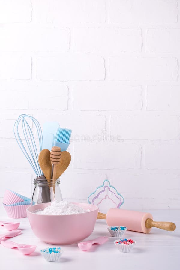Không có gì thú vị hơn khi bạn thực hiện công việc nướng bánh trong căn bếp của mình với đầy đủ những dụng cụ nướng bánh đầy màu sắc. Những chiếc bánh nóng hổi được nướng cùng những dụng cụ bắt mắt sẽ tạo ra sức thu hút đặc biệt cho bất kỳ ai thưởng thức. Nhấp vào hình ảnh để lựa chọn những dụng cụ nấu ăn tốt nhất cho ngôi nhà của bạn.