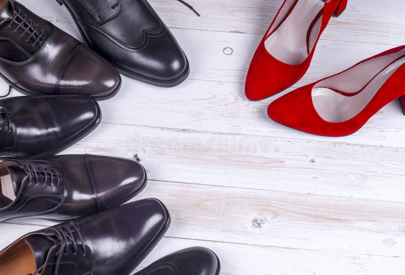 ` S d'hommes et chaussures des femmes rouges de talon haut sur le fond blanc image stock ` S d'hommes et chaussures des femmes rouges de talon haut sur le fond blanc image stock