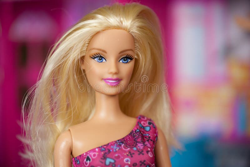 Retrato De La Muñeca De Barbie Con El Pelo Marrón Contra Fondo Rosado Imagen editorial - Imagen de muñeca, pelo: 133480050