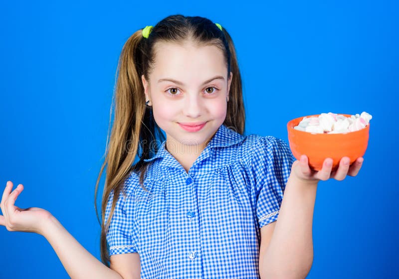 s??igkeiten gl?ckliche kleines Kinderliebesbonbons und -festlichkeiten Kleines M?dchen essen Eibisch eibisch Der S??igkeits-Shop stockbild s??igkeiten gl?ckliche kleines Kinderliebesbonbons und -festlichkeiten Kleines M?dchen essen Eibisch eibisch Der S??igkeits-Shop stockbild