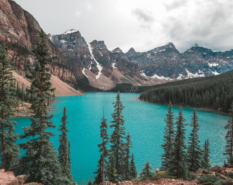 Banff`s Lake Louise is home to Moraine Lake`s beautiful blue water, with canoes to ride and hiking trails. Banff`s Lake Louise is home to Moraine Lake`s beautiful blue water, with canoes to ride and hiking trails