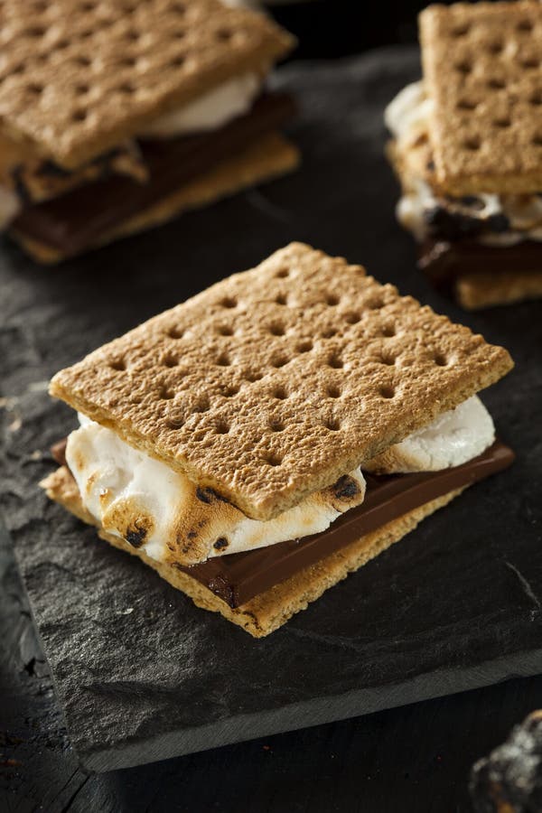 S'mores Con Las Melcochas Chocolate Y Graham Crackers Imagen de archivo