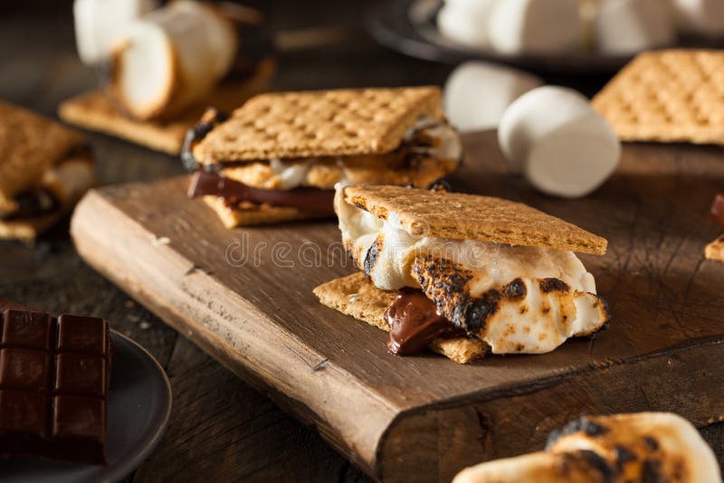 S'mores pegajosos caseiro com chocolate imagens de stock