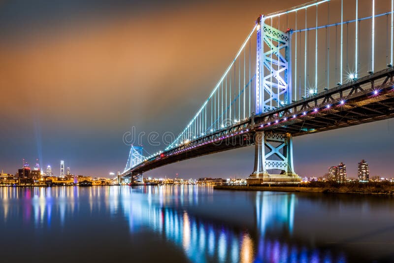 's nachts de horizon van Ben Franklin Bridge en van Philadelphia royalty-vrije stock afbeeldingen 's nachts de horizon van Ben Franklin Bridge en van Philadelphia royalty-vrije stock afbeeldingen