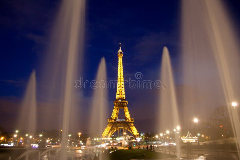 's nachts de toren van Parijs Eiffel