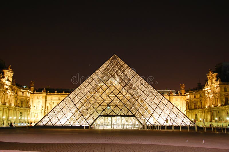 's nachts Louvre stock fotografie 's nachts Louvre stock fotografie