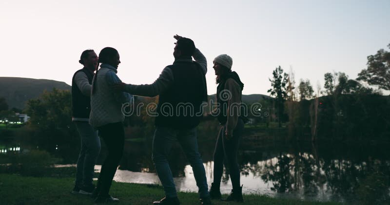 ' s nachts vijf en vrienden in de viering terwijl ze gelukkig kampten voor feest door het meer samen in het bos of het bos