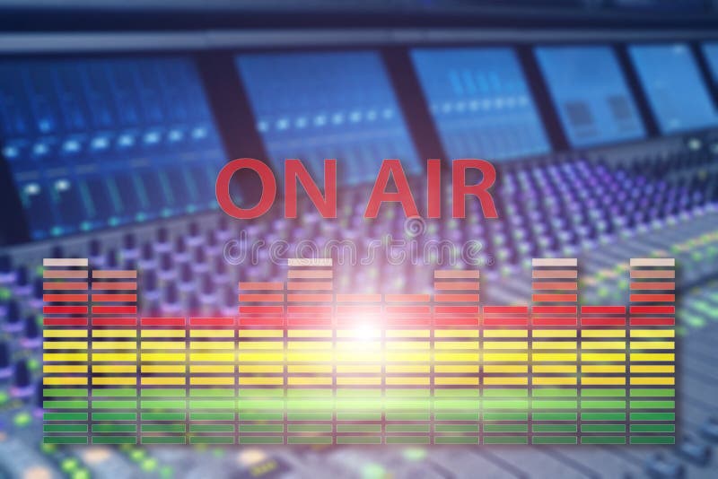 S?nda studion p? luft Massmedia l?ter, radio- och televisionrekordet p? suddig bakgrund f?r yrkesm?ssig ljudsignal panel arkivfoto S?nda studion p? luft Massmedia l?ter, radio- och televisionrekordet p? suddig bakgrund f?r yrkesm?ssig ljudsignal panel arkivfoto