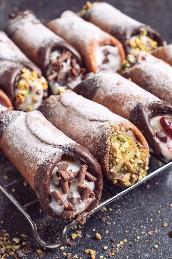 Download Słodki cannoli obraz stock. Obraz złożonej z desery, cukierek - 57656311