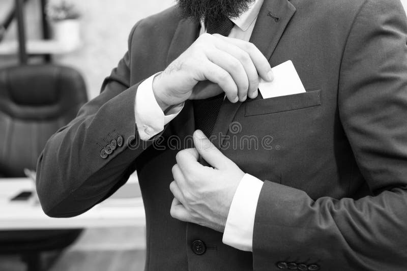 S?rie financeira e do neg?cio O homem de neg?cios p?s o cart?o no terno de neg?cio Homem Homem de neg?cios moderno Forma masculin fotografia de stock royalty free S?rie financeira e do neg?cio O homem de neg?cios p?s o cart?o no terno de neg?cio Homem Homem de neg?cios moderno Forma masculin fotografia de stock royalty free