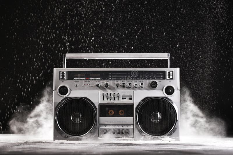 1980 Strieborná Retro ghetto blaster a prachu izolovaných na čierne pozadie s orezové cesta.