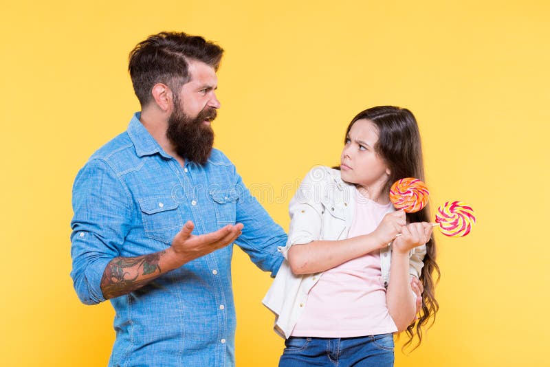 s?t efterr?tt Bra pappa för skäggig hipster för förtjusande dotter Dela sötsaker med mest kär folk Dotter och fader fotografering för bildbyråer s?t efterr?tt Bra pappa för skäggig hipster för förtjusande dotter Dela sötsaker med mest kär folk Dotter och fader fotografering för bildbyråer
