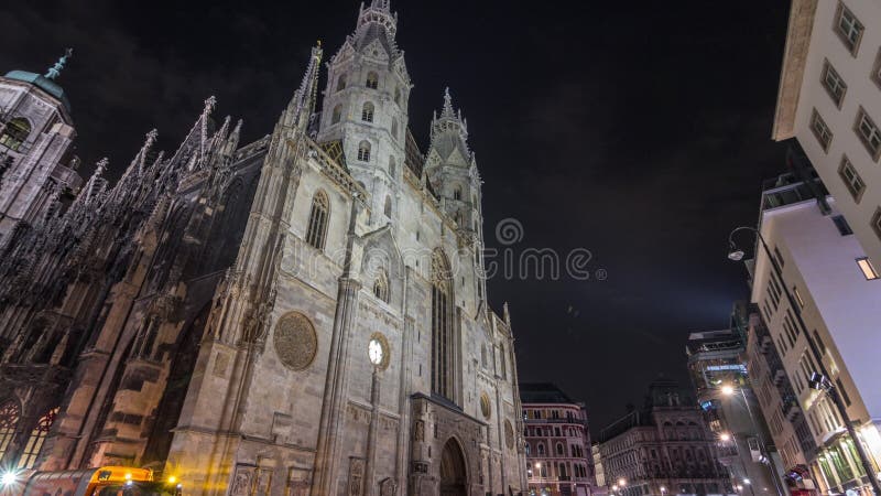 S:t Stephen's Cathedral night time-lapse hyper-lapse, moderkyrkan för den romersk-katolska ärkediosoesen i Wien, Österrike