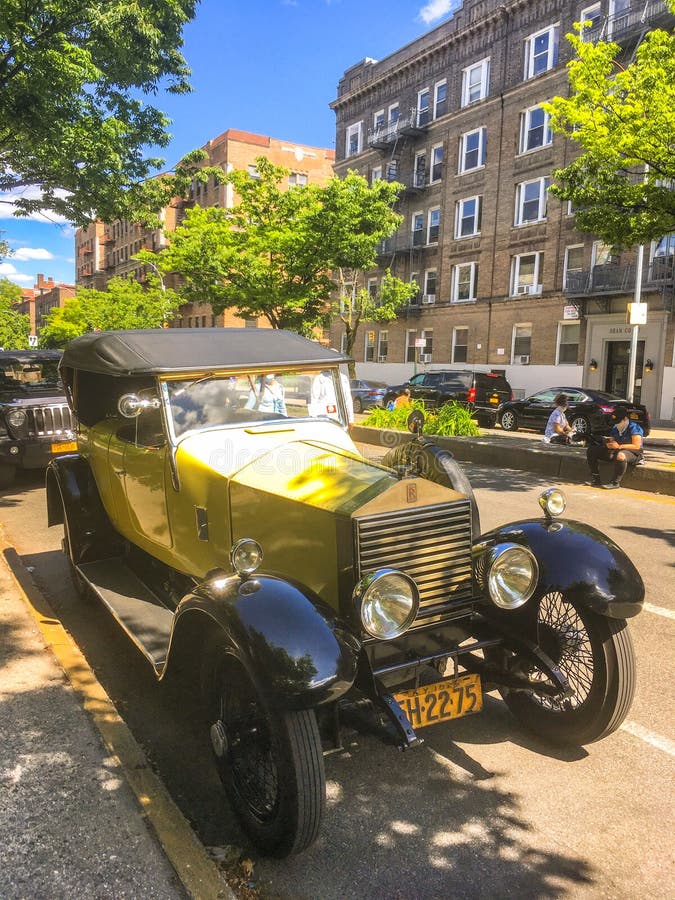 The Bijan Yellow Rolls-Royce, A Rodeo Drive Fixture