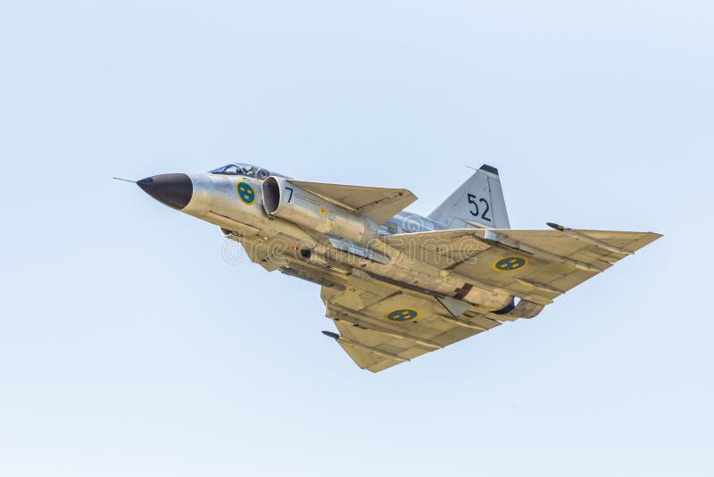 SAAB 37 chasseurs de Viggen volent par image stock SAAB 37 chasseurs de Viggen volent par image stock