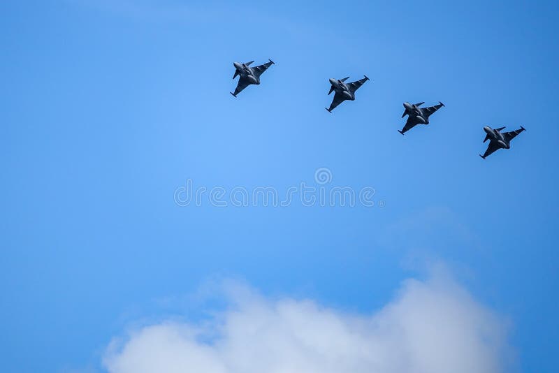 Saab JAS 39 Gripen, combatiente multiusos, vuelo de la formación fotografía de archivo libre de regalías Saab JAS 39 Gripen, combatiente multiusos, vuelo de la formación fotografía de archivo libre de regalías