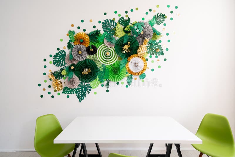 Saal, Tisch und Stühle Grüne, smaragdgrüne, goldene und gelbe Papiere kreisförmig um Origami Abstrakter Hintergrund von Papier lizenzfreies stockbild Saal, Tisch und Stühle Grüne, smaragdgrüne, goldene und gelbe Papiere kreisförmig um Origami Abstrakter Hintergrund von Papier lizenzfreies stockbild