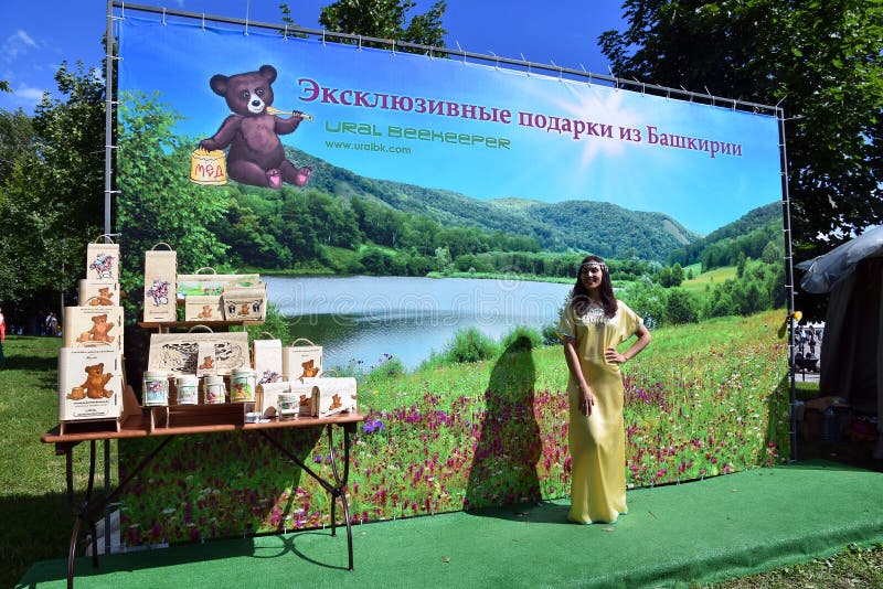 Sabantuiviering in Moskou Een vrouw stelt voor foto's door honingstribune