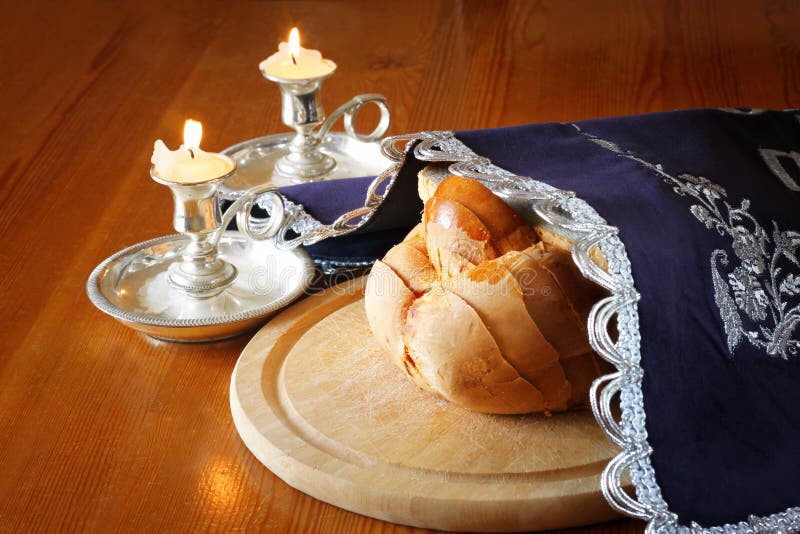 Sabbatbeeld. challah brood en candela's op houten lijst royalty-vrije stock afbeelding Sabbatbeeld. challah brood en candela's op houten lijst royalty-vrije stock afbeelding