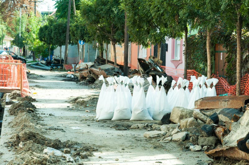 Sabbia in borse di nylon di plastica bianche sul sito di ricostruzione della via