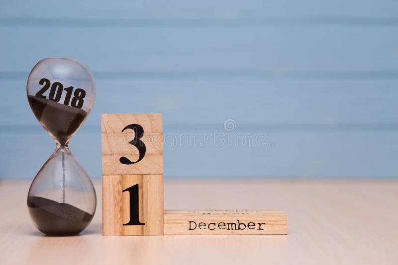 Sabbia di caduta della clessidra dal 2018 31 dicembre messo sul calendario di legno Concetto 2019 del nuovo anno immagine stock libera da diritti Sabbia di caduta della clessidra dal 2018 31 dicembre messo sul calendario di legno Concetto 2019 del nuovo anno immagine stock libera da diritti