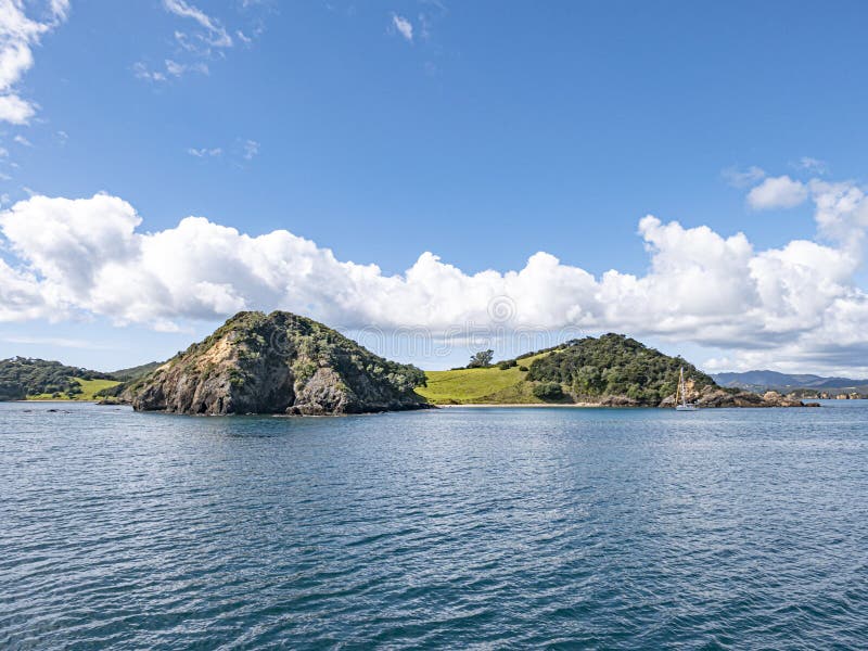 Sabbia increspata e formazioni rocciose alla spiaggia di Wharariki, Nelson, isola del nord, Nuova Zelanda immagine stock Sabbia increspata e formazioni rocciose alla spiaggia di Wharariki, Nelson, isola del nord, Nuova Zelanda immagine stock