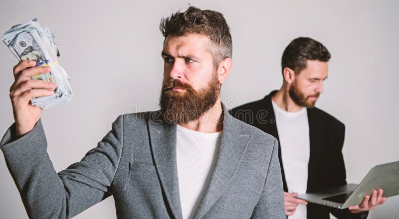 Sabem fazer o dinheiro Equipe do programador web com portátil e gerente de vendas com dinheiro do dinheiro tornar-se imagem de stock Sabem fazer o dinheiro Equipe do programador web com portátil e gerente de vendas com dinheiro do dinheiro tornar-se imagem de stock
