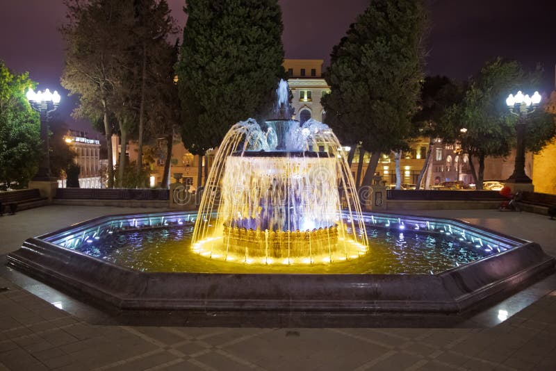 Sabir vierkante fontein, Baku, Azerbeidzjan bij nacht De fontein in het stadscentrum Baku Azerbaijan nachtvisie van een rond park stock afbeelding Sabir vierkante fontein, Baku, Azerbeidzjan bij nacht De fontein in het stadscentrum Baku Azerbaijan nachtvisie van een rond park stock afbeelding