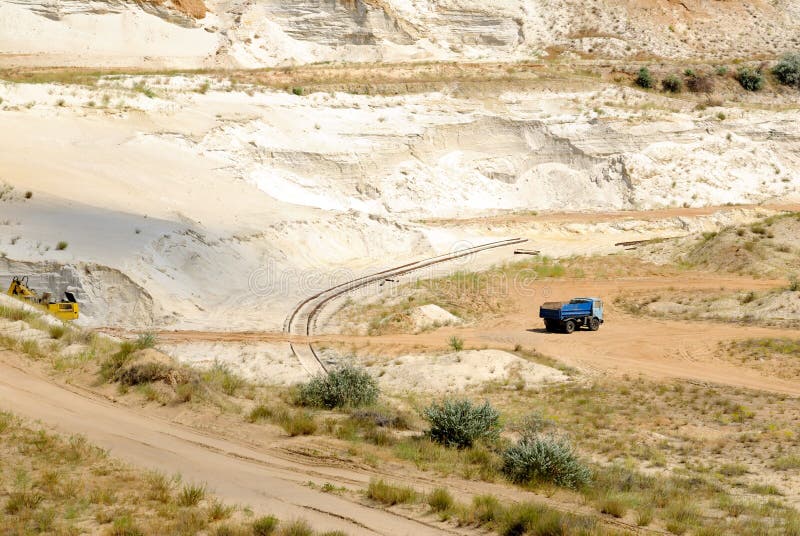 Sable de formation de élaboration industriel dans une mine à ciel ouvert photos libres de droits Sable de formation de élaboration industriel dans une mine à ciel ouvert photos libres de droits