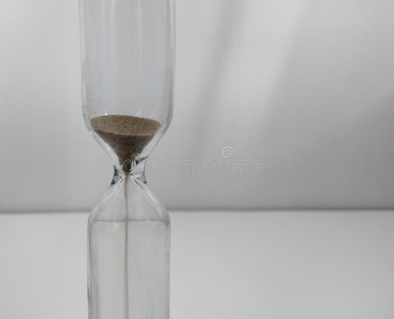 Sable fonctionnant par les ampoules d'un sablier mesurant le temps de d?passement dans un compte ? rebours images libres de droits Sable fonctionnant par les ampoules d'un sablier mesurant le temps de d?passement dans un compte ? rebours images libres de droits