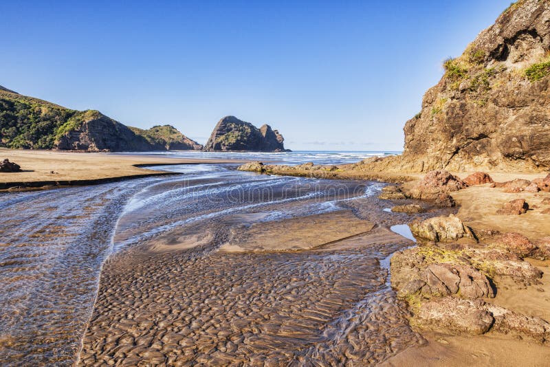 Sable texturisé Auckland Nouvelle-Zélande de plage de Piha image stock
