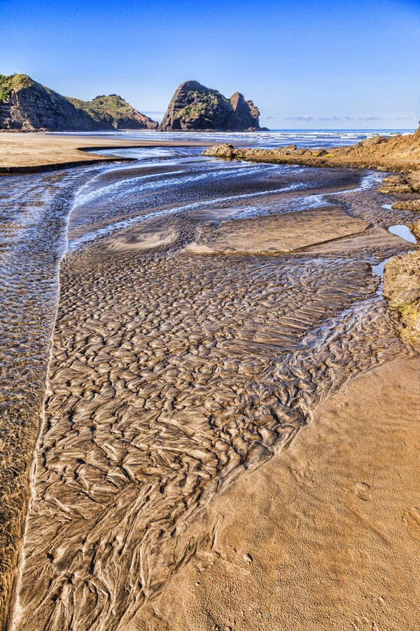 Sable texturisé Auckland Nouvelle-Zélande de plage de Piha images stock