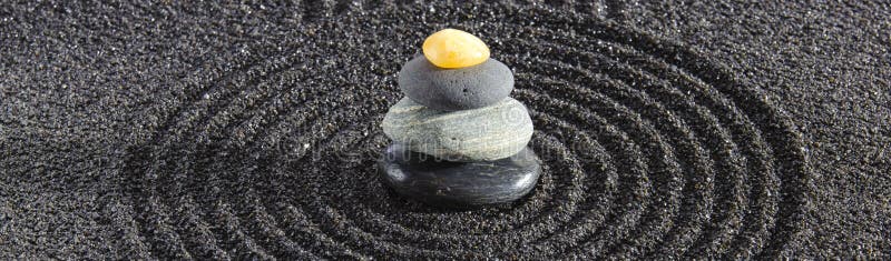 Sable texturé et pierre dans jardin zen japonais image libre de droits