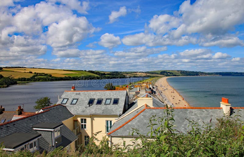SABLES DE SLAPTON, DEVON, ANGLETERRE - 15 JUILLET 2012 : La vue de Slapton ponce la plage et le lac C'était l'emplacement du tigr photographie stock libre de droits SABLES DE SLAPTON, DEVON, ANGLETERRE - 15 JUILLET 2012 : La vue de Slapton ponce la plage et le lac C'était l'emplacement du tigr photographie stock libre de droits