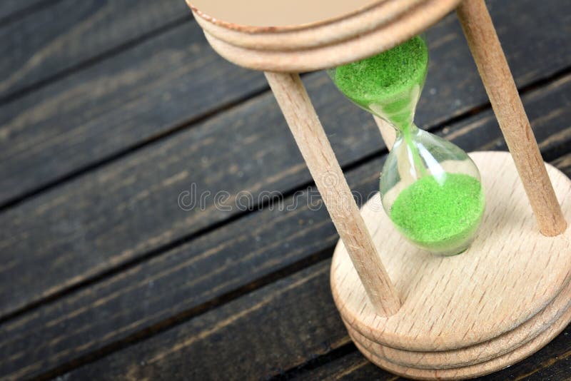 Download Sablier sur la table photo stock. Image du mesure, sablier - 76080910