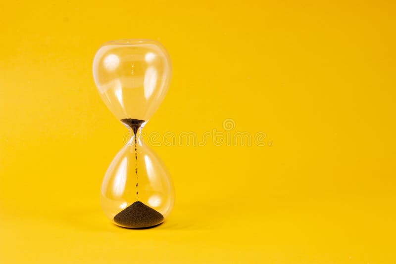 Sablier Sur Le Fond Jaune Photo Stock Image Du Sable Sablier Sur Le Fond Jaune Photo Stock Image Du Sable