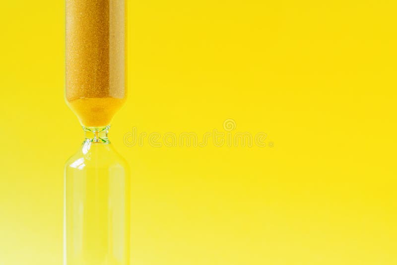 Sablier Sur Le Fond Jaune Photo Stock Image Du Sable Sablier Sur Le Fond Jaune Photo Stock Image Du Sable