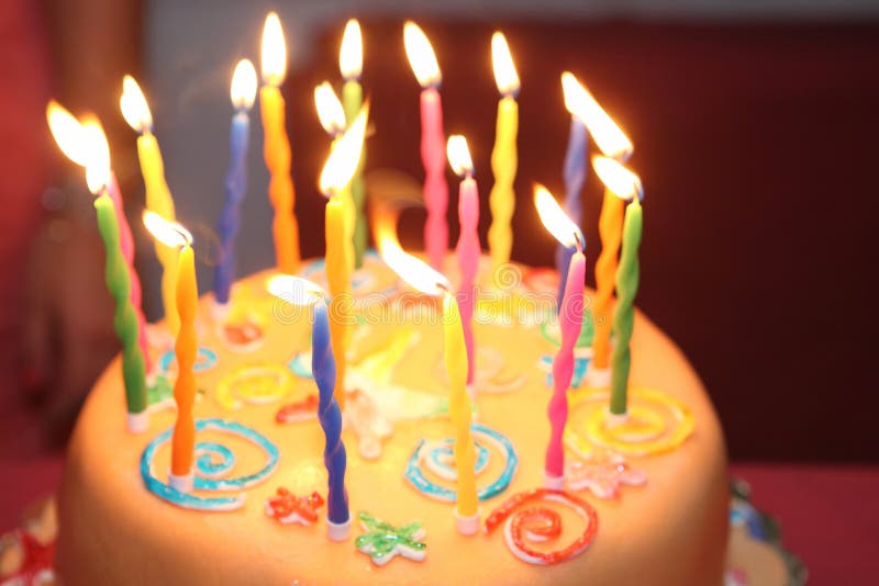 Pastel De Cumpleaños Número 18 Velas Doradas Encendidas Por